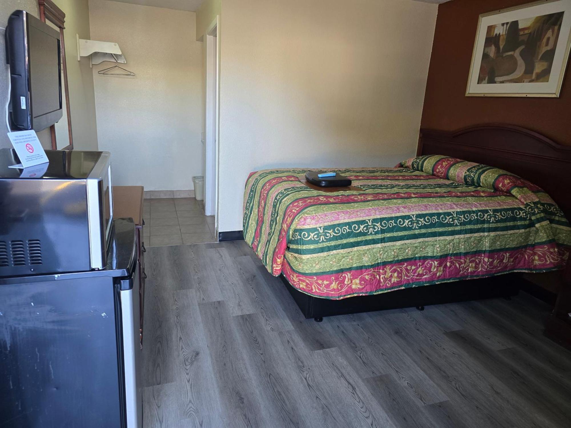 Carpet Inn Опелика Екстериор снимка