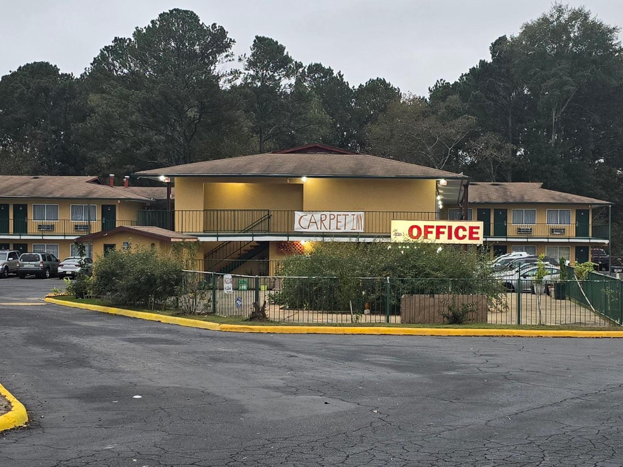 Carpet Inn Опелика Екстериор снимка
