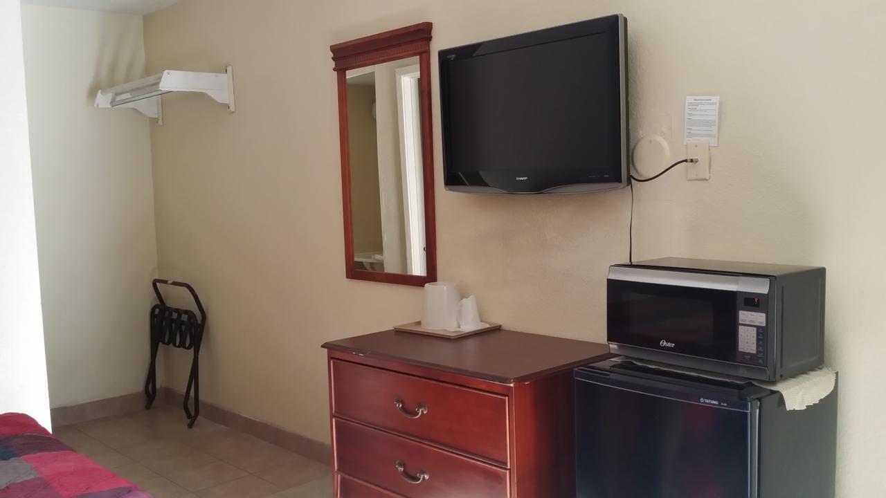 Carpet Inn Опелика Екстериор снимка