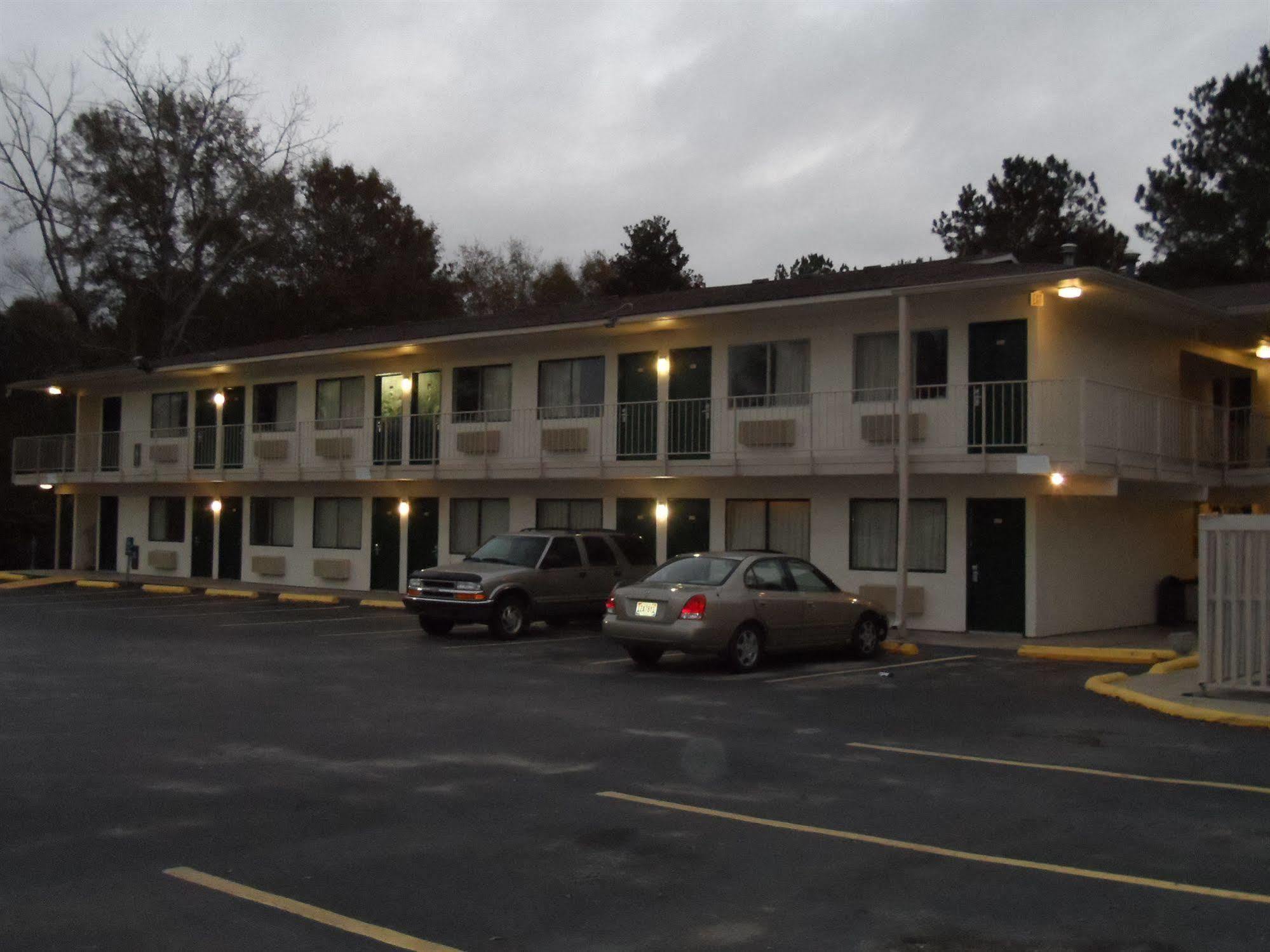 Carpet Inn Опелика Екстериор снимка