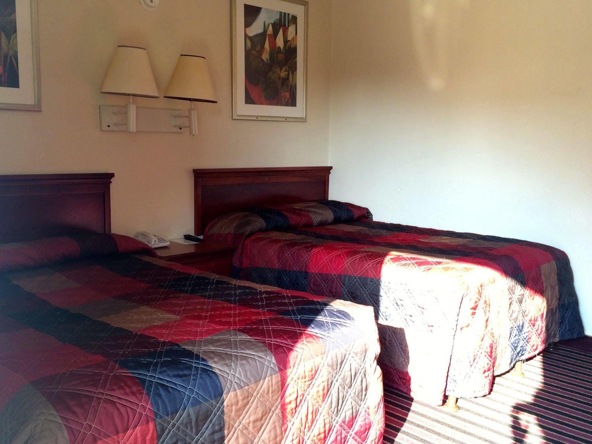 Carpet Inn Опелика Екстериор снимка